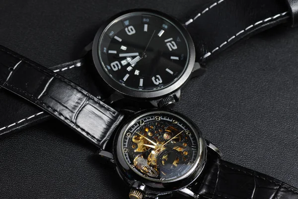 Czarny Automatyczny Zegarek Samonakręcający Się Przezroczystą Sekeletonową Tarczą Oraz Czarny — Zdjęcie stockowe