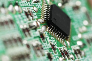 Yeşil baskılı devre kartındaki elektronik bileşenlerin yakın çekim görüntüsü