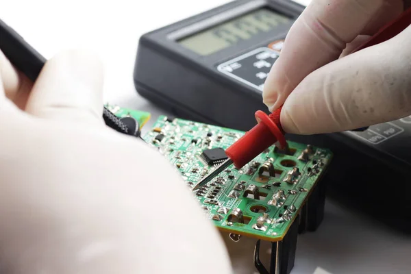 Testando Componente Smd Usando Multitestador Durante Manutenção Reparação Material Eletrônico — Fotografia de Stock