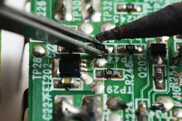 Close Atirar Pegar Pequeno Componente Eletrônico Com Uma Pinça Pontiaguda — Fotografia de Stock