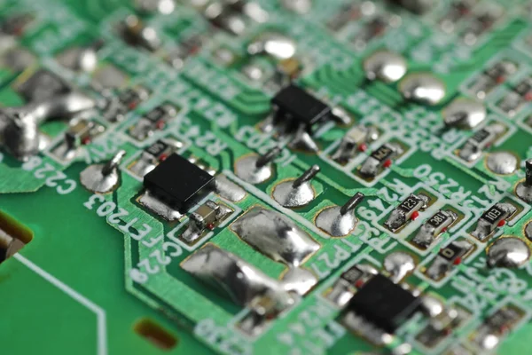 Primer Plano Componentes Electrónicos Una Placa Circuito Impreso Verde — Foto de Stock