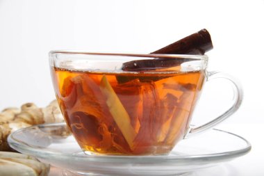 Bağışıklık gelişimi için zencefil, karanfil, limon, tarçın ve sekang (Caesalpinia sappan L) içeren geleneksel bitkisel içecek resmi