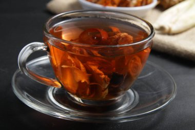 Bağışıklık gelişimi için zencefil, karanfil, limon, tarçın ve sekang (Caesalpinia sappan L) içeren geleneksel bitkisel içecek resmi