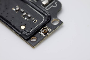 Akıllı telefon şarj modülü / alt tahta yedek parçalarının makro görüntüsü