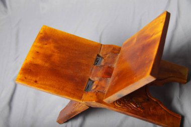 Müslümanların Kuran okumak için kullandığı ahşap katlama masası.