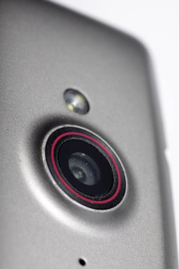 Beyaz izole edilmiş bir arkaplanda akıllı telefon kamerasının makro görüntüsü