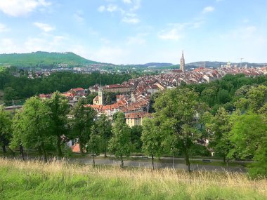 Bern, İsviçre sermaye panoramik görünümü: merkezi veya eski şehri, güzel kırmızı üçgen-çatılı evler ve binalar; Antik tapınak ve kaleler; ve Arnavut kaldırımlı sokakları, hepsi orta yaş zamanlardan tipik.