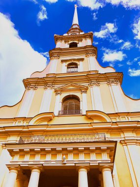 St. Peter ve Paul Katedrali'nın kule oya işi uç üstünde, St Petersburg, Rusya, üstünde en yüksek petrine, Barok mimari tarzı ile onun altın boyalı spire gökyüzüne dokunmak kutsal üzerinde göstermek için yükselir. Aşağılardan dalan bakış açısı.