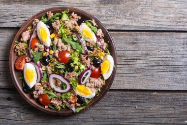 Ton balıklı salata domates, zeytin, yumurta ve soğan ile .