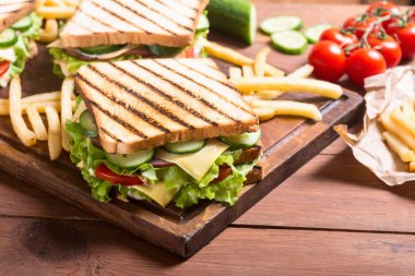 Domates, salatalık, jambon, peynir ve salata ile kulüp sandviç. Clubsandwich