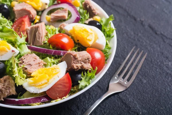 Tonijnsalade Met Tomaten Olijven Eieren — Stockfoto