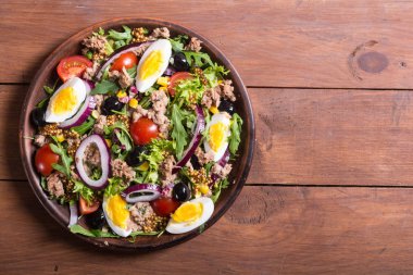 Ton balıklı salata domates, zeytin, yumurta ve soğan ile .