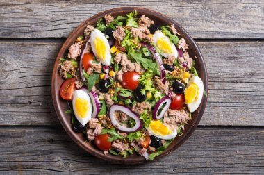 Ton balıklı salata domates, zeytin, yumurta ve soğan ile .
