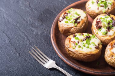 Fırında patates peynir, pastırma ve soğan ile doldurulmuş