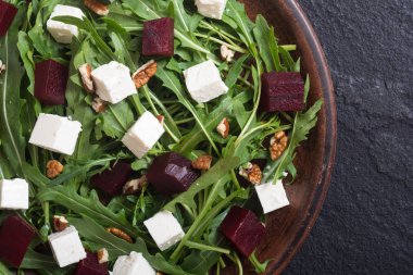 Beyaz peynir, roka, pancar ve ceviz ile pancar salatası