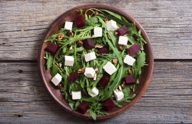 Beyaz peynir, roka, pancar ve ceviz ile pancar salatası