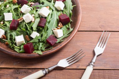 Beyaz peynir, roka, pancar ve ceviz ile pancar salatası