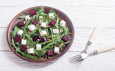 Beyaz peynir, roka, pancar ve ceviz ile pancar salatası