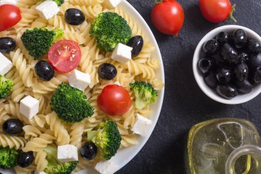 İngridient makarna salatası: brokoli, domates, beyaz peynir ve zeytin