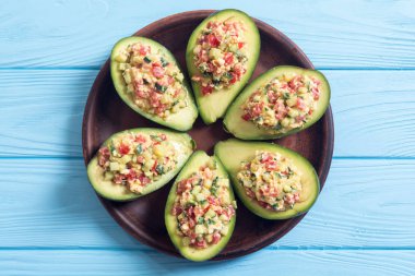 Avokado, salatalık, domates, yumurta ve fesleğen ile doldurulmuş. Sağlıklı gıda