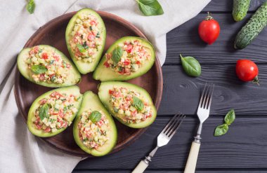 Avokado, salatalık, domates, yumurta ve fesleğen ile doldurulmuş. Sağlıklı gıda