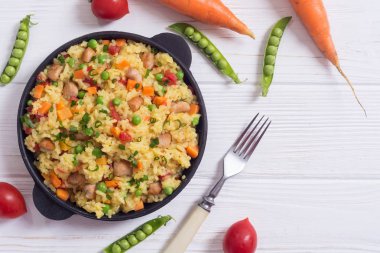 Bezelye, havuç, domates ve Tavuk Risotto