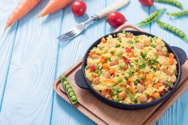 Bezelye, havuç, domates ve Tavuk Risotto