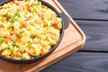 Bezelye, havuç, domates ve Tavuk Risotto