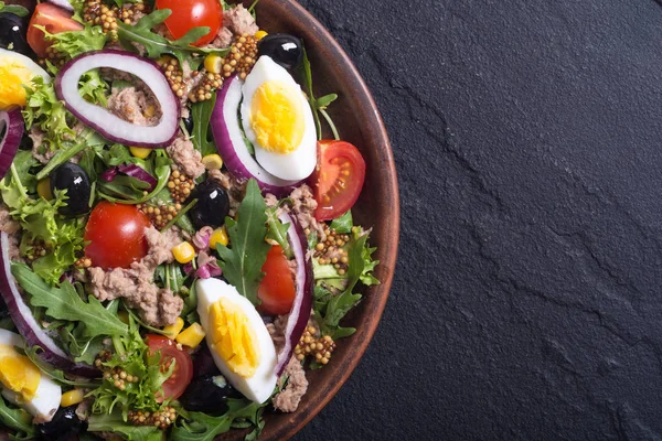 Tonijnsalade Met Tomaten Olijven Eieren — Stockfoto