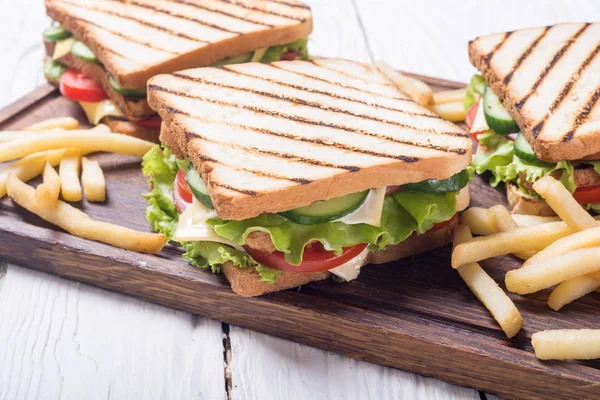 Club Sandwich Met Tomaten Komkommer Ham Kaas Salade Clubsandwich — Stockfoto