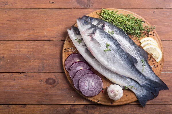 Råa Havsabborre Fisk Matlagning Färsk Havsabborre — Stockfoto