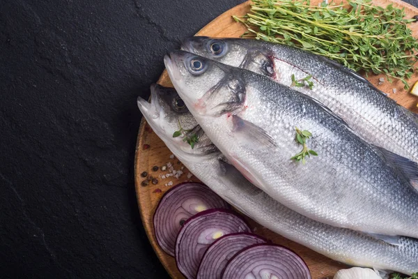 Råa Havsabborre Fisk Matlagning Färsk Havsabborre — Stockfoto