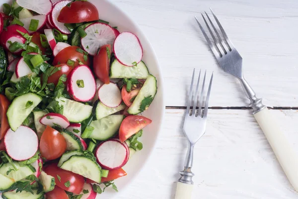Salat Mit Rettich Gurken Tomaten Und Petersilie Gesunde Ernährung — Stockfoto