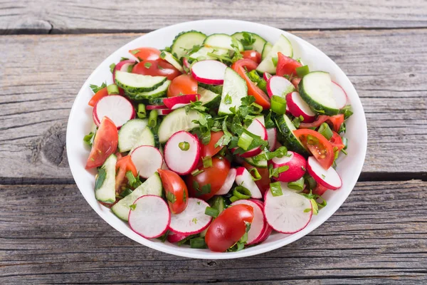 Salade Met Radijs Komkommer Tomaten Peterselie Gezonde Voeding — Stockfoto