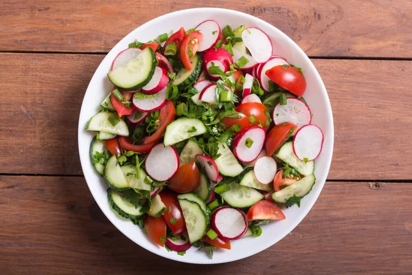 Turp, salatalık, domates ve maydanoz salatası. Sağlıklı gıda