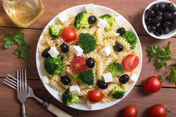 意大利面沙拉配 Ingridient 花椰菜 西红柿 羊乳酪和橄榄 — 图库照片