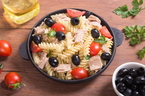 意大利面沙拉配金枪鱼 西红柿和橄榄在平底锅 — 图库照片