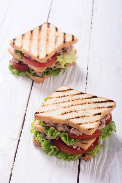 クラブ サンドイッチとツナ トマトの Lattuce — ストック写真
