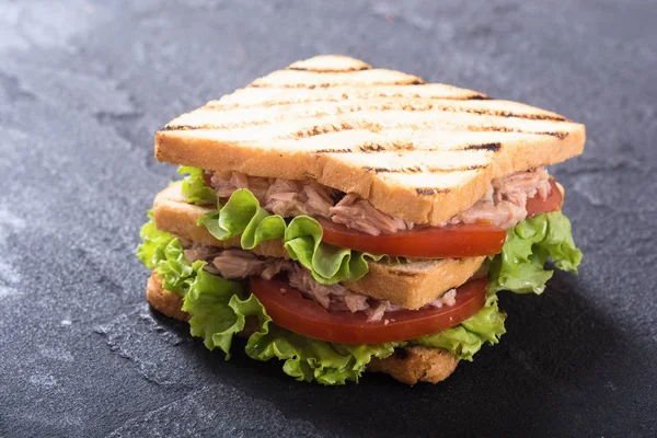 クラブ サンドイッチとツナ トマトの Lattuce — ストック写真