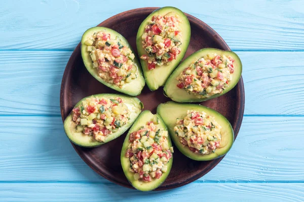 Avokado, salatalık, domates, yumurta ve fesleğen ile doldurulmuş. Sağlıklı gıda