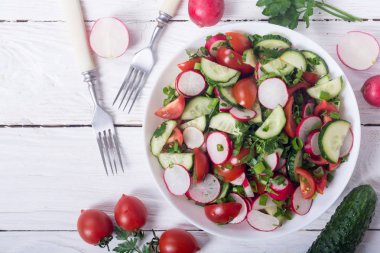 Turp, salatalık, domates ve maydanoz salatası. Sağlıklı gıda