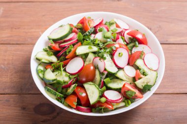 Turp, salatalık, domates ve maydanoz salatası. Sağlıklı gıda