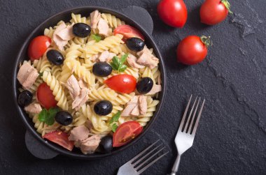 Ton balığı, domates ve tavada zeytin makarna salatası