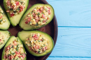 Avokado, salatalık, domates, yumurta ve fesleğen ile doldurulmuş. Sağlıklı gıda