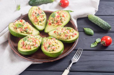 Avokado, salatalık, domates, yumurta ve fesleğen ile doldurulmuş. Sağlıklı gıda