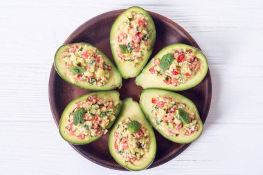 Avokado, salatalık, domates, yumurta ve fesleğen ile doldurulmuş. Sağlıklı gıda