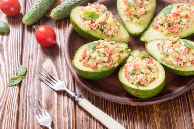 Avokado, salatalık, domates, yumurta ve fesleğen ile doldurulmuş. Sağlıklı gıda