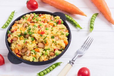 Bezelye, havuç, domates ve Tavuk Risotto