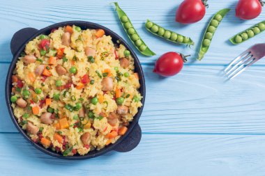 Bezelye, havuç, domates ve Tavuk Risotto