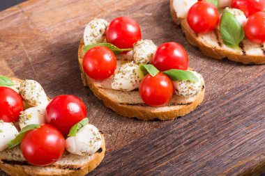 Mozzarella peyniri, domates ve fesleğen ile ızgara sandviç .